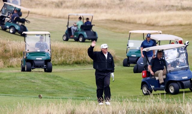 الرئيس ترامب أثناء لعب الجولف