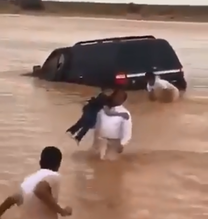 انقاذ اسرة سعودية من الأمطار