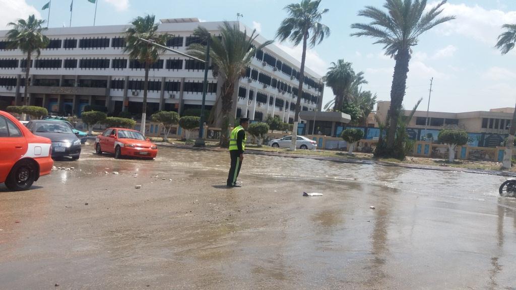 المياه تحاصر ديوان عام محافظة الإسماعيلية وشلل مرورى بسبب كسر ماسورة مياه (1)