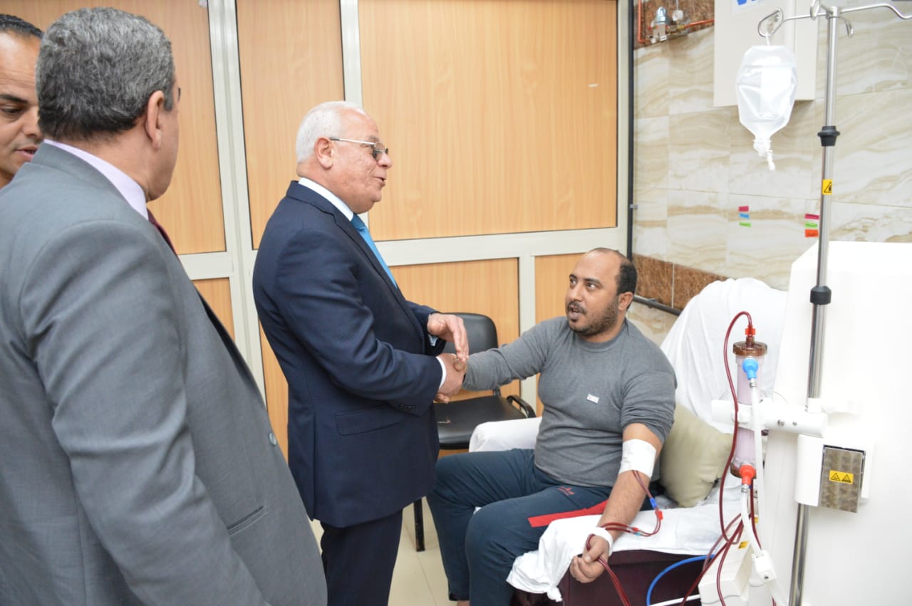 محافظ بورسعيد يتفقد التوسعات الجديدة بقسم الغسيل الكلوي بمستشفي التضامن (8)