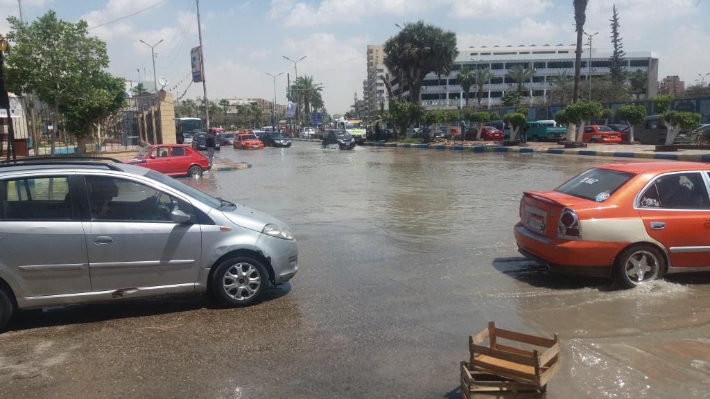 المياه تحاصر ديوان عام محافظة الإسماعيلية وشلل مرورى بسبب كسر ماسورة مياه (2)