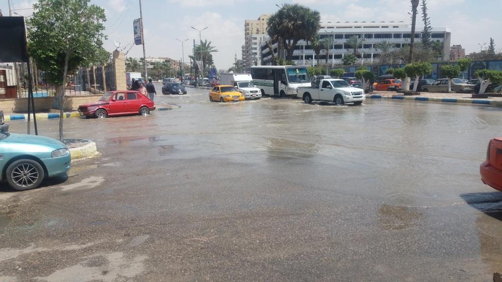 المياه تحاصر ديوان عام محافظة الإسماعيلية وشلل مرورى بسبب كسر ماسورة مياه (5)