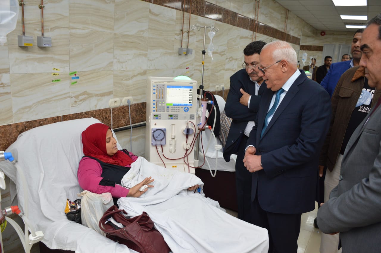 محافظ بورسعيد يتفقد التوسعات الجديدة بقسم الغسيل الكلوي بمستشفي التضامن (9)