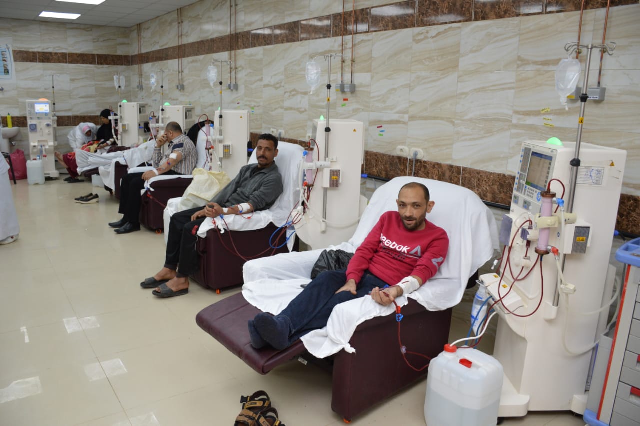 محافظ بورسعيد يتفقد التوسعات الجديدة بقسم الغسيل الكلوي بمستشفي التضامن (4)