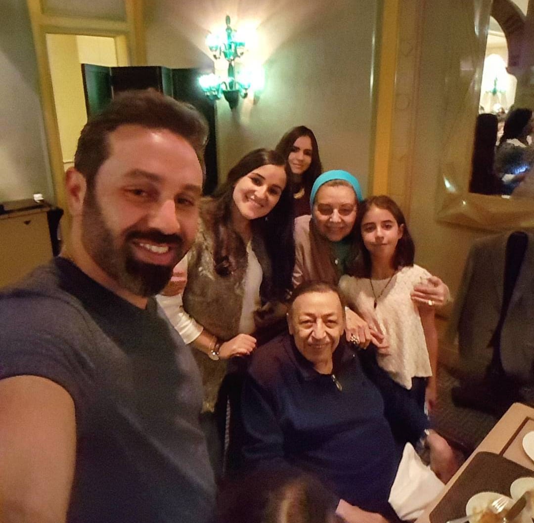 حازم إمام مع عائلته