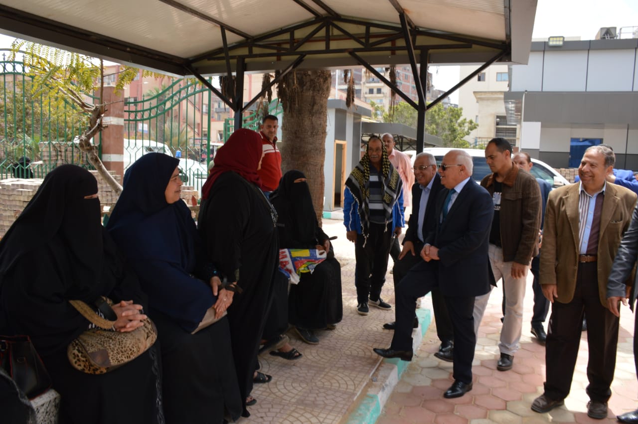 محافظ بورسعيد يتفقد التوسعات الجديدة بقسم الغسيل الكلوي بمستشفي التضامن (1)