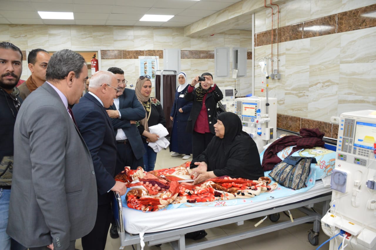 محافظ بورسعيد يتفقد التوسعات الجديدة بقسم الغسيل الكلوي بمستشفي التضامن (7)