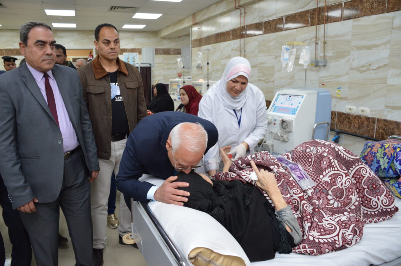 محافظ بورسعيد يتفقد التوسعات الجديدة بقسم الغسيل الكلوي بمستشفي التضامن (11)