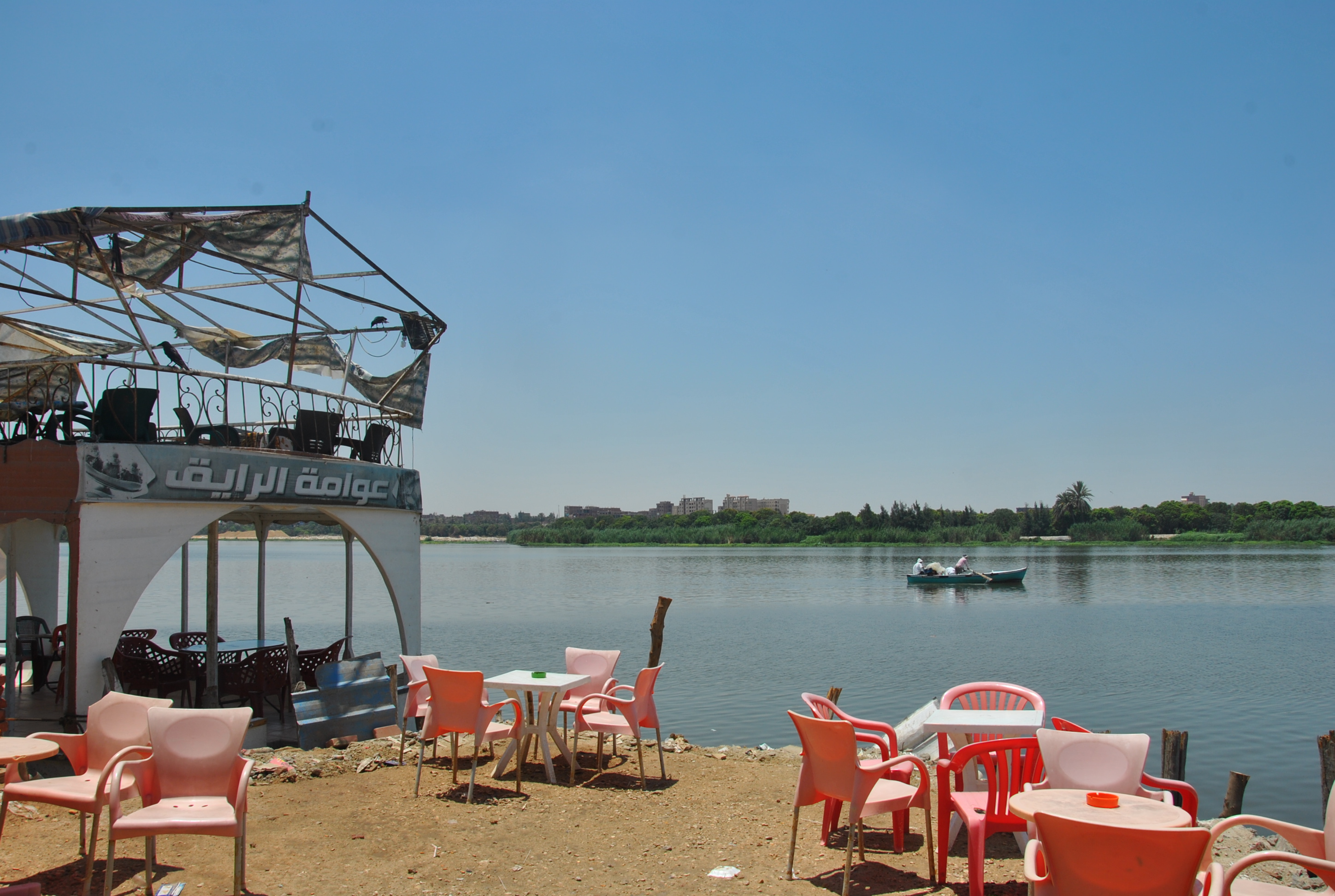 3- كافتريات  البحيرة فى إنتظار الرواد