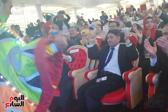 تصفيق سفير إندونسيا مع رقصة التنورة (1)