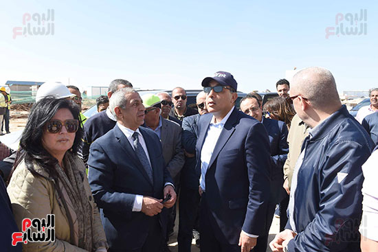 رئيس الوزراء يتفقد عددا من المشروعات فى مدينة العلمين الجديدة (7)