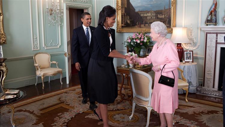 ميشيل اوباما مع الملكة اليزابيث الثانية