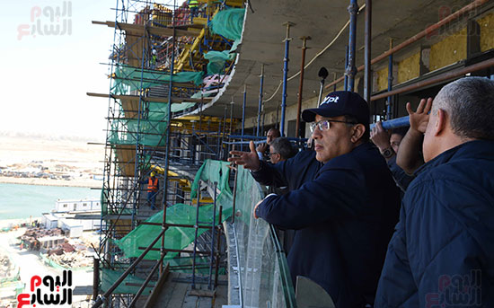 رئيس الوزراء يتفقد عددا من المشروعات فى مدينة العلمين الجديدة (24)