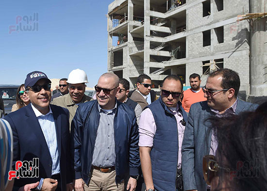 رئيس الوزراء يتفقد عددا من المشروعات فى مدينة العلمين الجديدة (4)