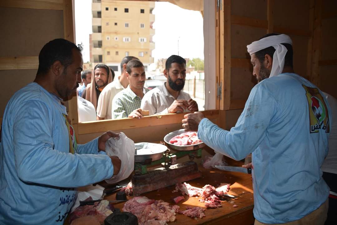 إقبال المواطنين على منافذ بيع اللحوم بالوادى (3)