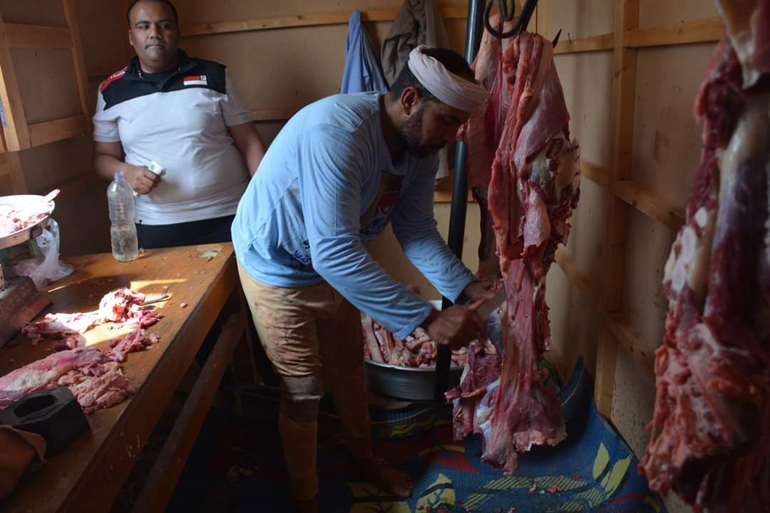 إقبال المواطنين على منافذ بيع اللحوم بالوادى (2)
