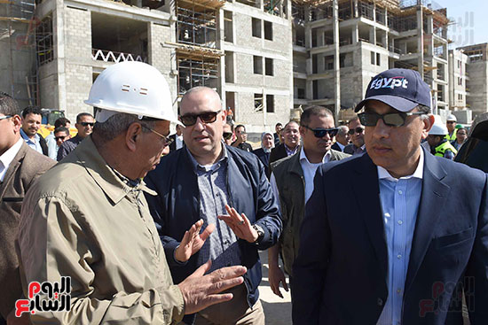 رئيس الوزراء يتفقد عددا من المشروعات فى مدينة العلمين الجديدة (9)
