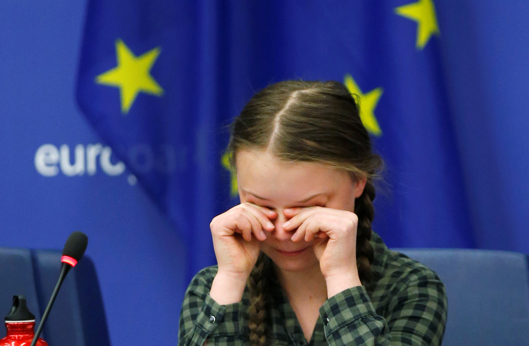 الطفلة السويدية جريتا ثانبيرج داخل البرلمان الأوروبى (10)