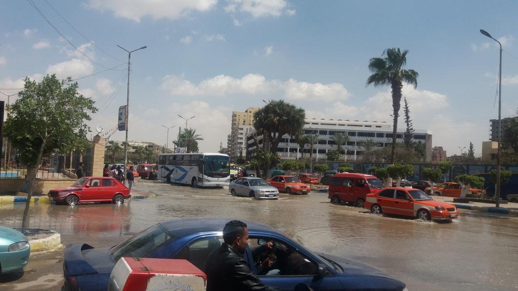المياه تحاصر ديوان عام محافظة الإسماعيلية وشلل مرورى بسبب كسر ماسورة مياه (3)