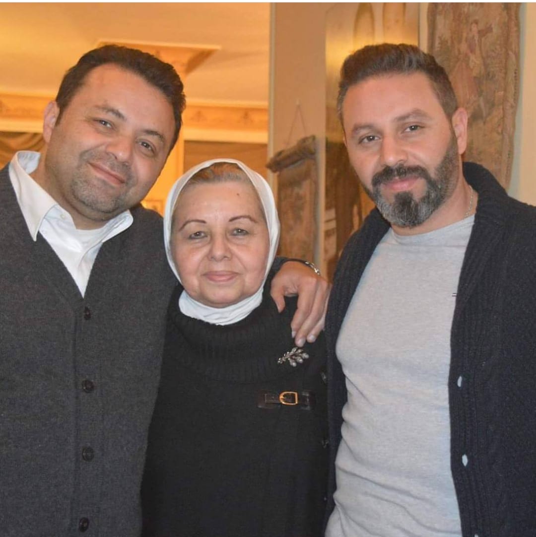 حازم إمام ووالدته الدكتورة ماجى الحلوانىو شقيقه أشرف