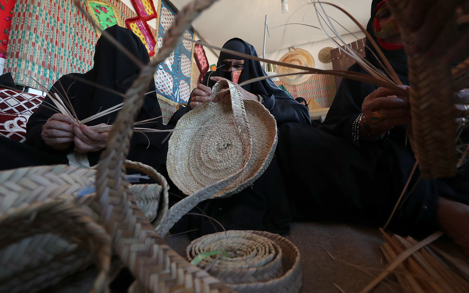 أعمال الحرف اليدوية فى مهرجان الظفرة البحرى احتفاء بيوم التراث العالمى