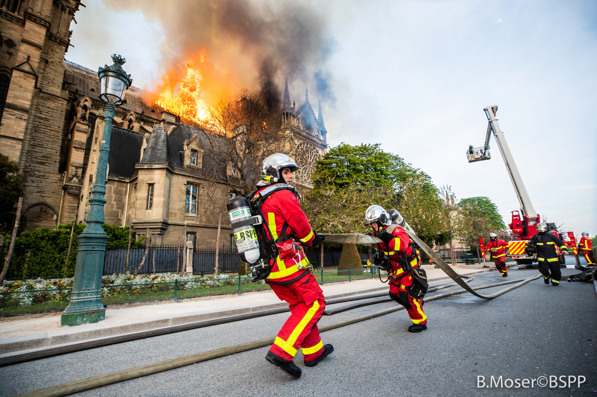 جهود رجال الإطفاء لانقاذ الكاتدرائية (4)