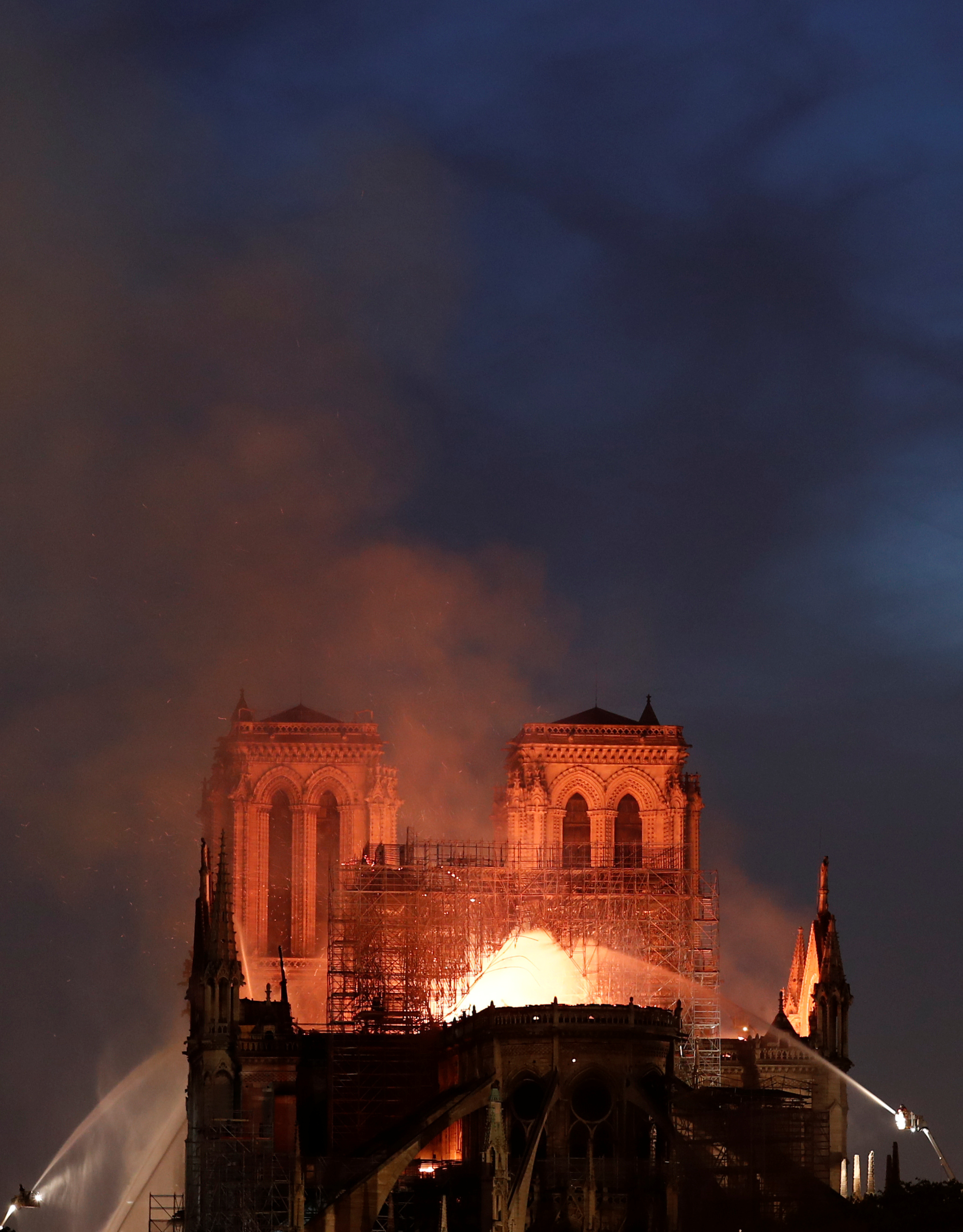 اندلاع الحريق فى الكاتدرائية (7)