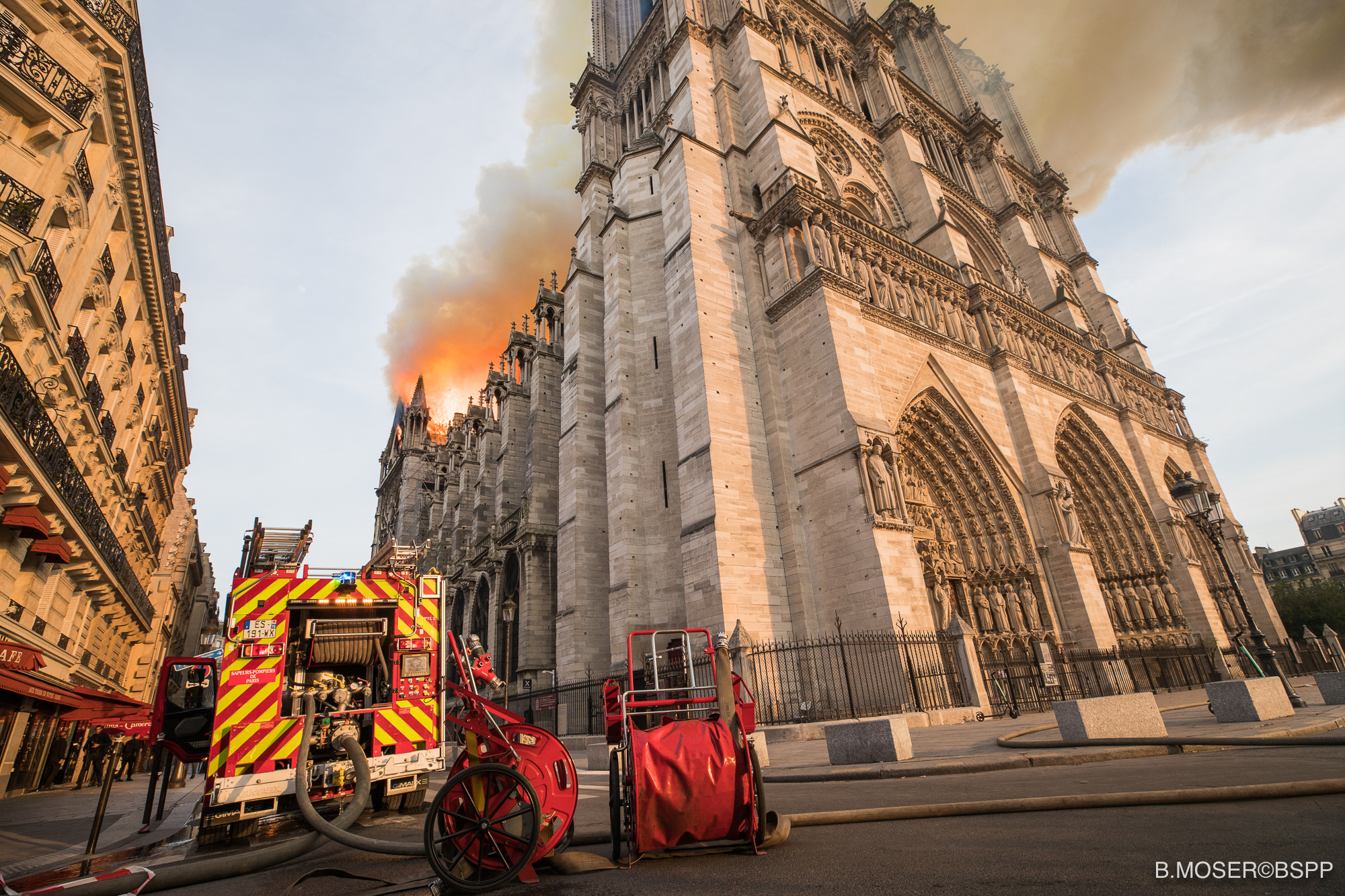جهود رجال الإطفاء لانقاذ الكاتدرائية (5)