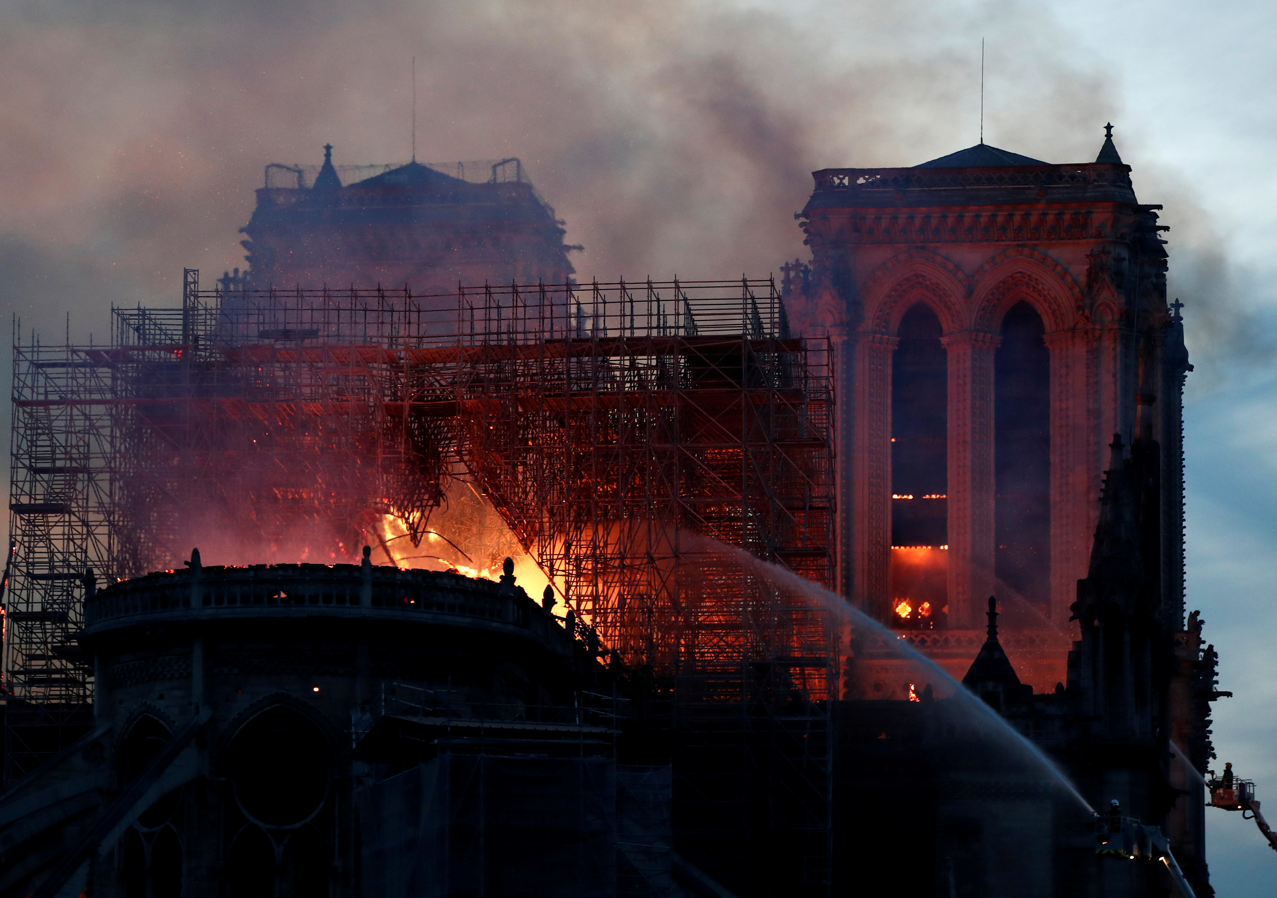اندلاع الحريق فى الكاتدرائية (4)