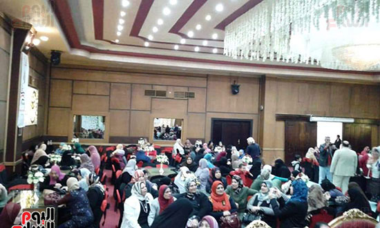 حملة المجلس القومى للمرأة لتوعية السيدات بالتعديلات الدستورية فى دمياط (2)