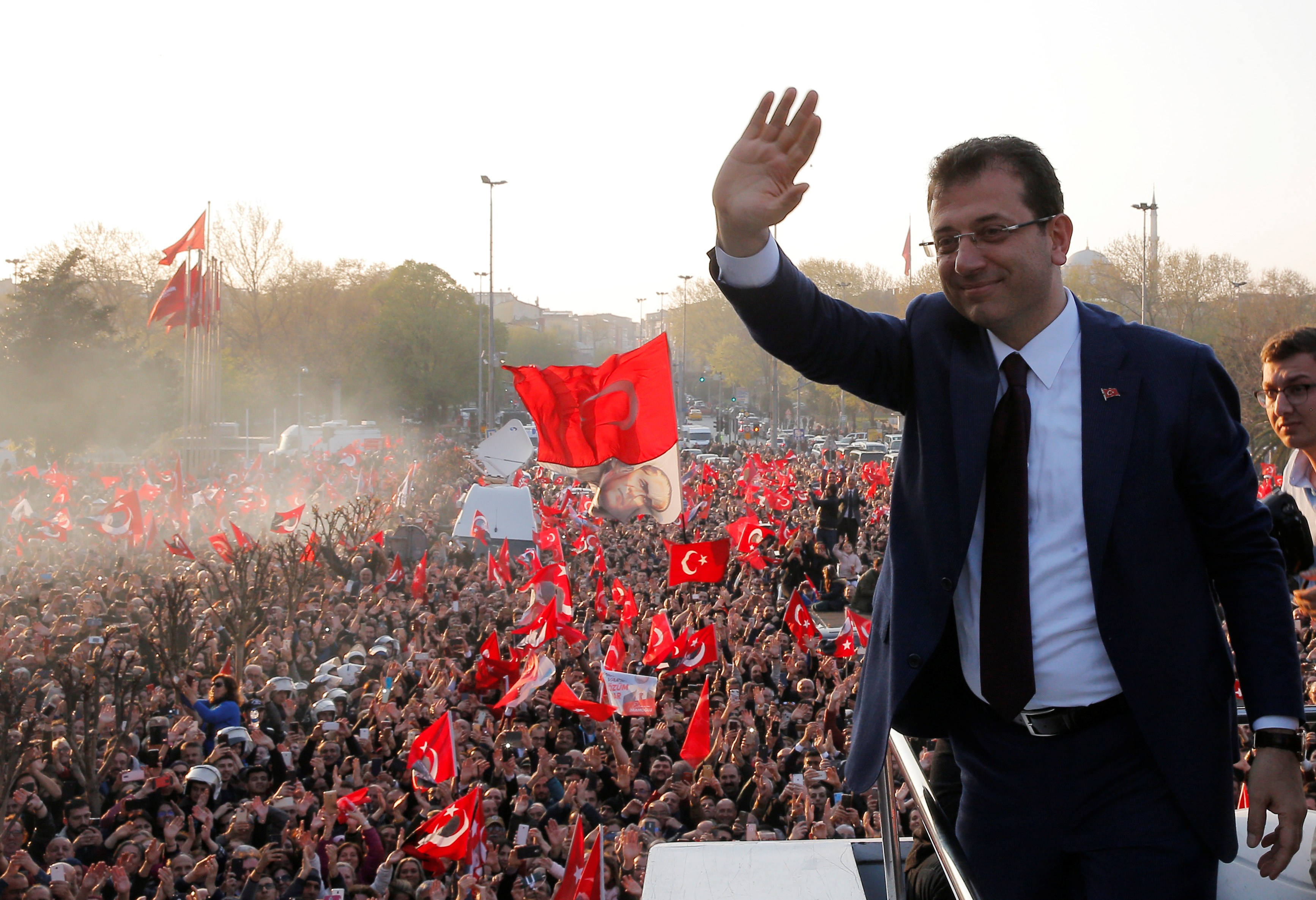 احتفالات اسطنبول بفوز مرشح المعارضة على حساب الحزب الحاكم (1)