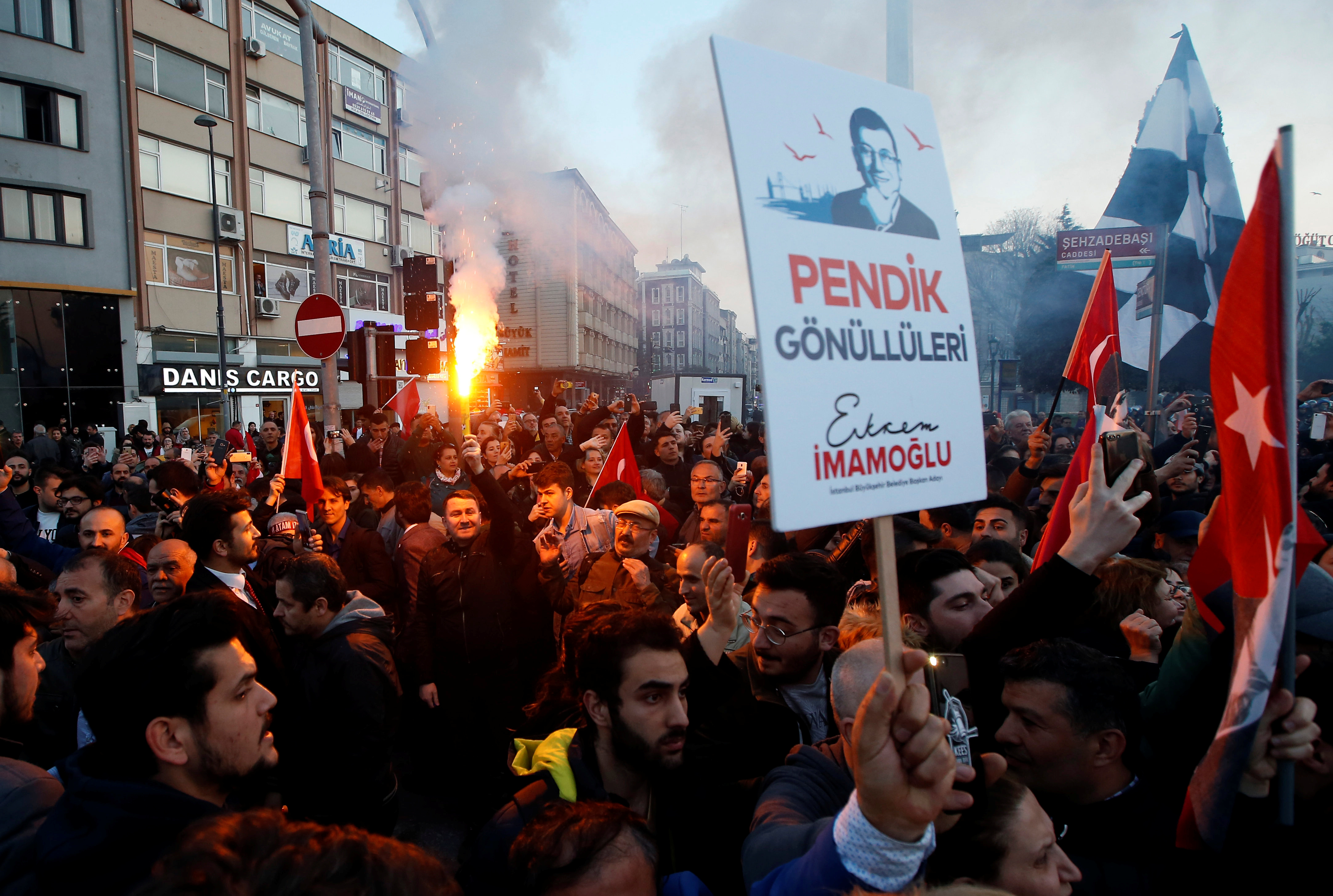 احتفالات اسطنبول بفوز مرشح المعارضة على حساب الحزب الحاكم (5)