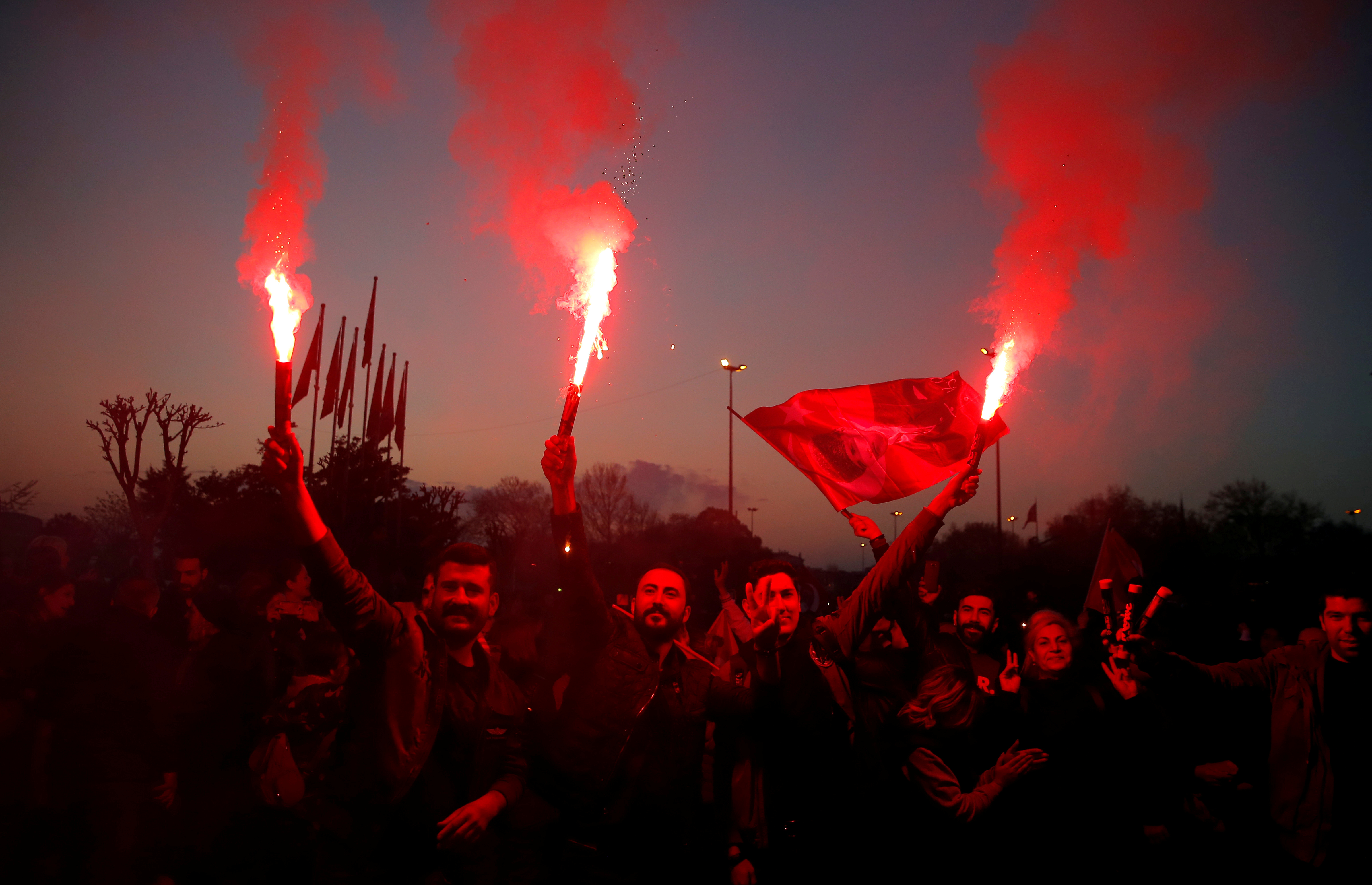 احتفالات اسطنبول بفوز مرشح المعارضة على حساب الحزب الحاكم (18)