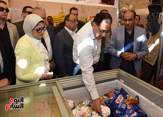 رئيس الوزراء يتفقد معرض سوبر ماركت أهلا رمضان (8)