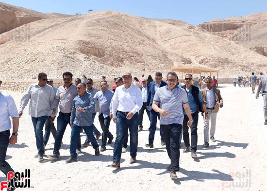 رئيس الوزراء يزور منطقة وادي الملوك في مستهل جولته بالأقصر‎ (12)