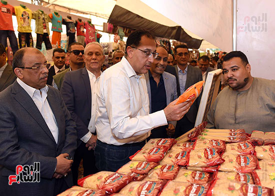 رئيس الوزراء يتفقد معرض سوبر ماركت أهلا رمضان (6)