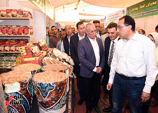 رئيس الوزراء يتفقد معرض سوبر ماركت أهلا رمضان (4)