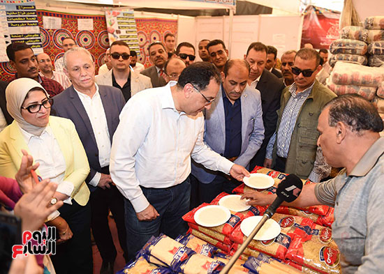 رئيس الوزراء يتفقد معرض سوبر ماركت أهلا رمضان (10)