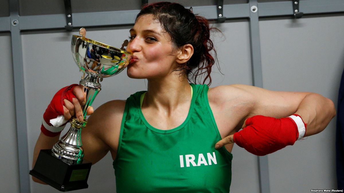 الملاكمة الإيرانية صدف خادم تحتفل بالكأس