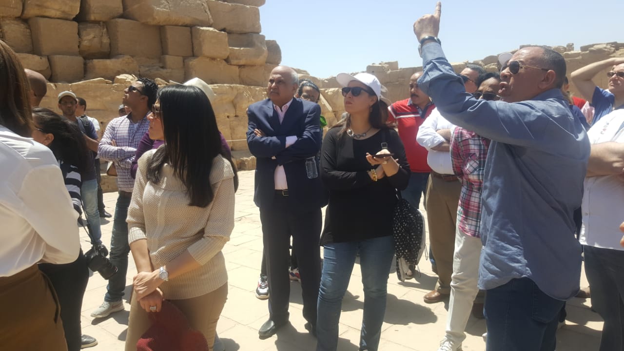 رانيا المشاط تستمع لشرح حول آثار معبد الكرنك