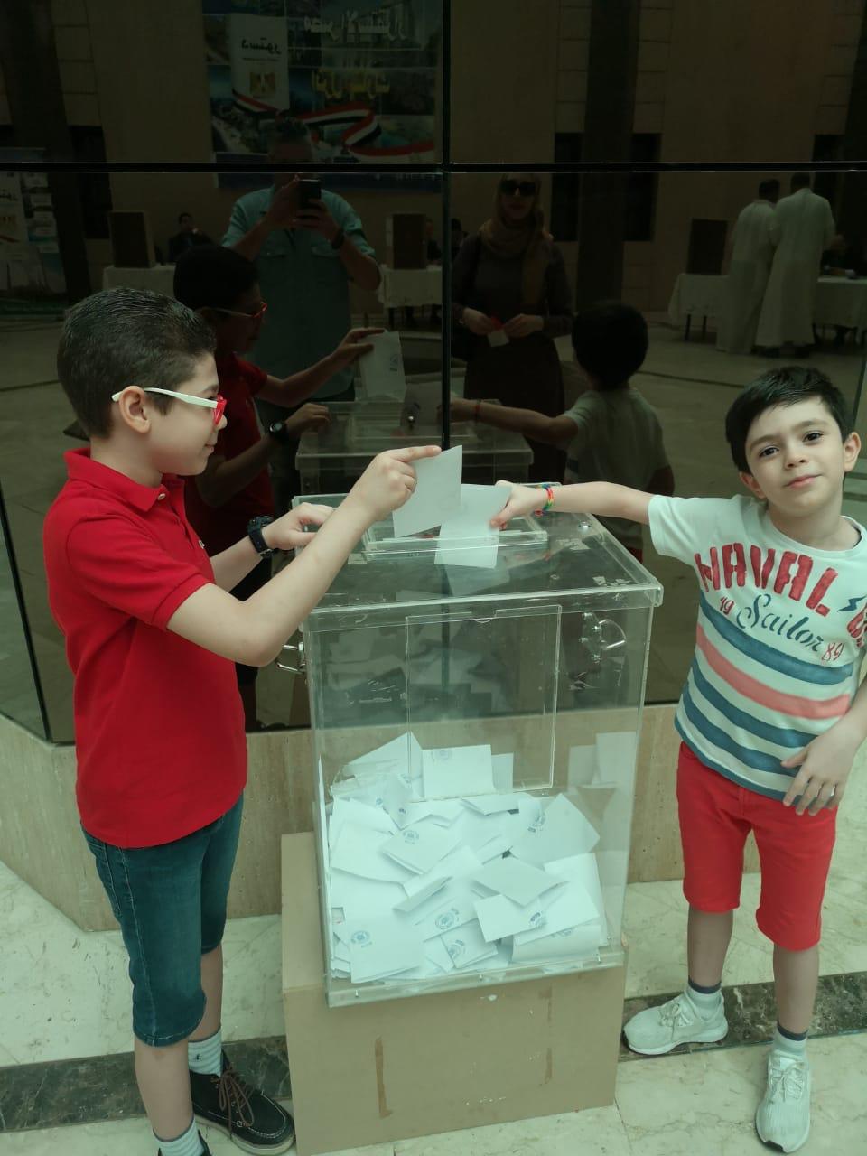 أطفال مصر يشاركون بالاستفتاء فى الياض