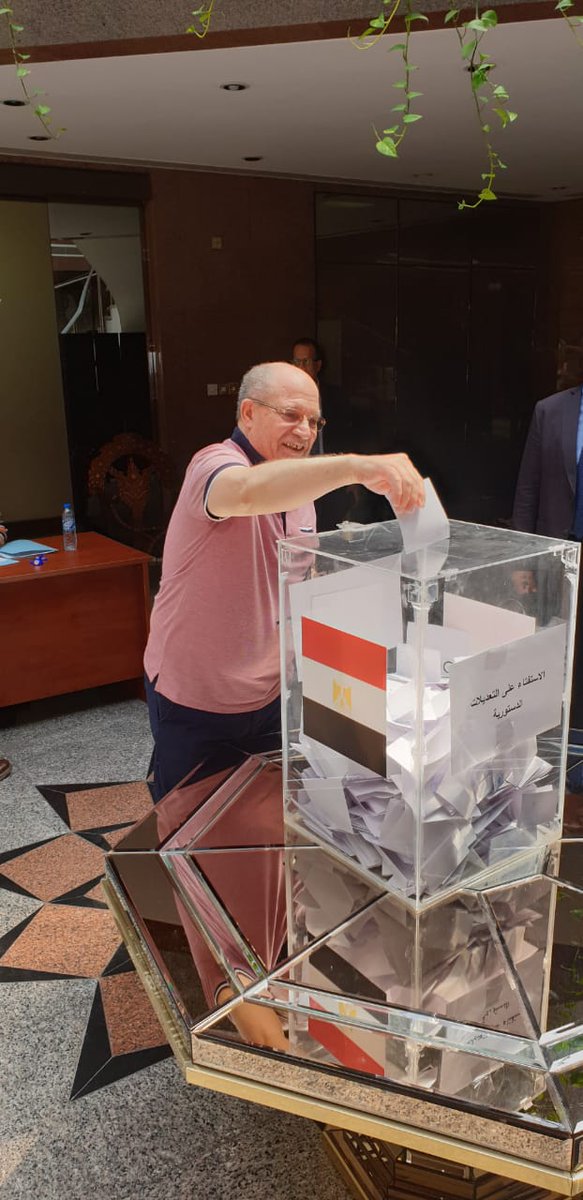 مواطن مصرى يدلى بصوته فى أول أيام التصويت للمصريين بالخارج