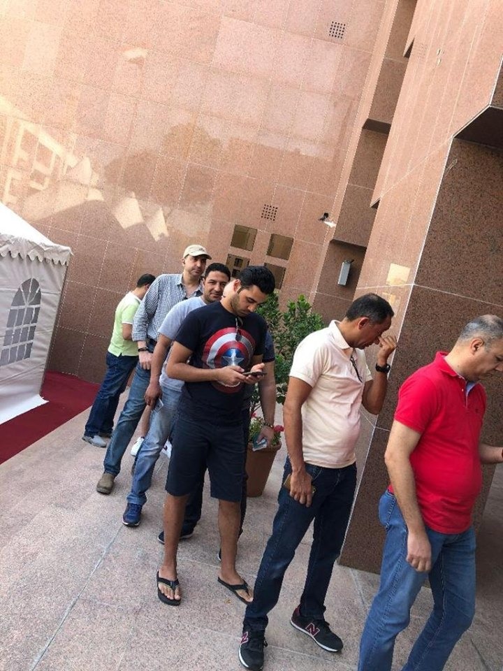 شباب مصرى يشارك فى الاستفتاء على التعديلات الدستورية