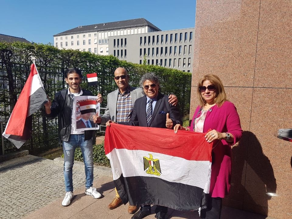 الأعلام المصرية تظهر فى أول أيام تصويت المصريين بالخارج