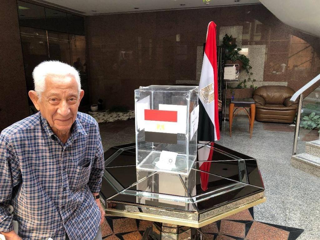 مواطن مصرى مقيم بالخارج يدلى بصوته فى الاستفتاء