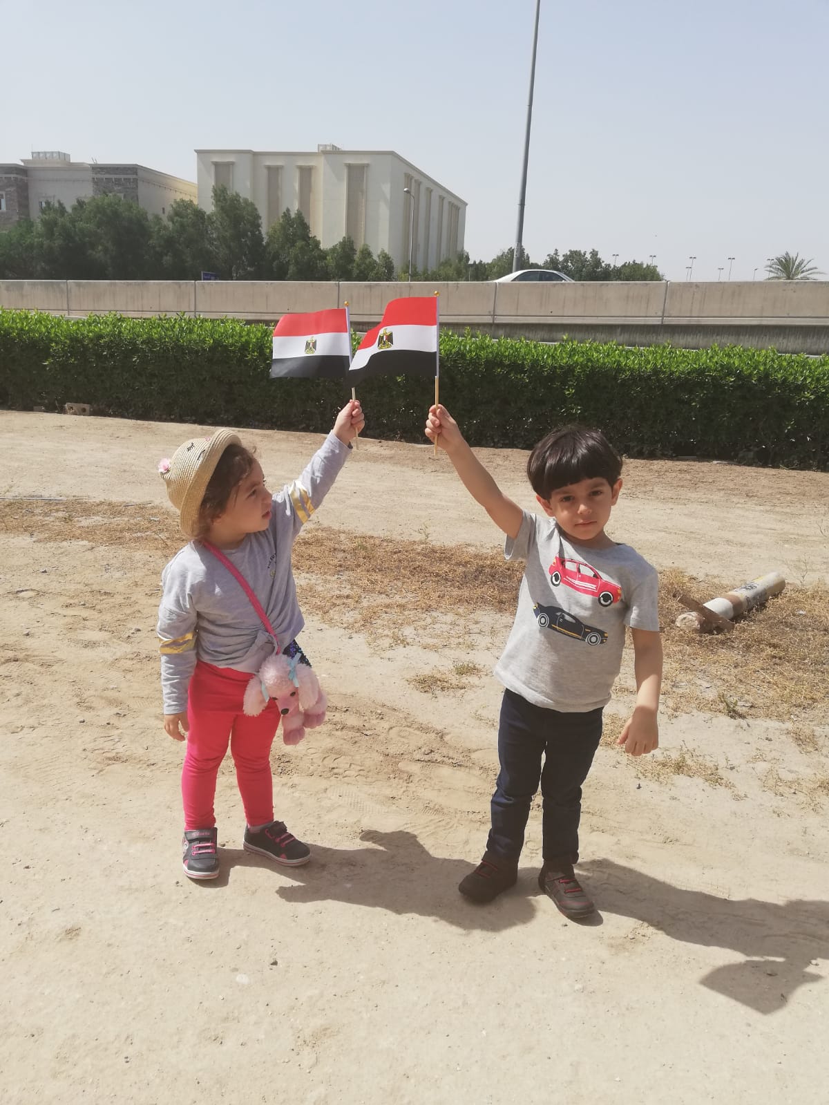الأطفال ترفع علم مصر بالكويت