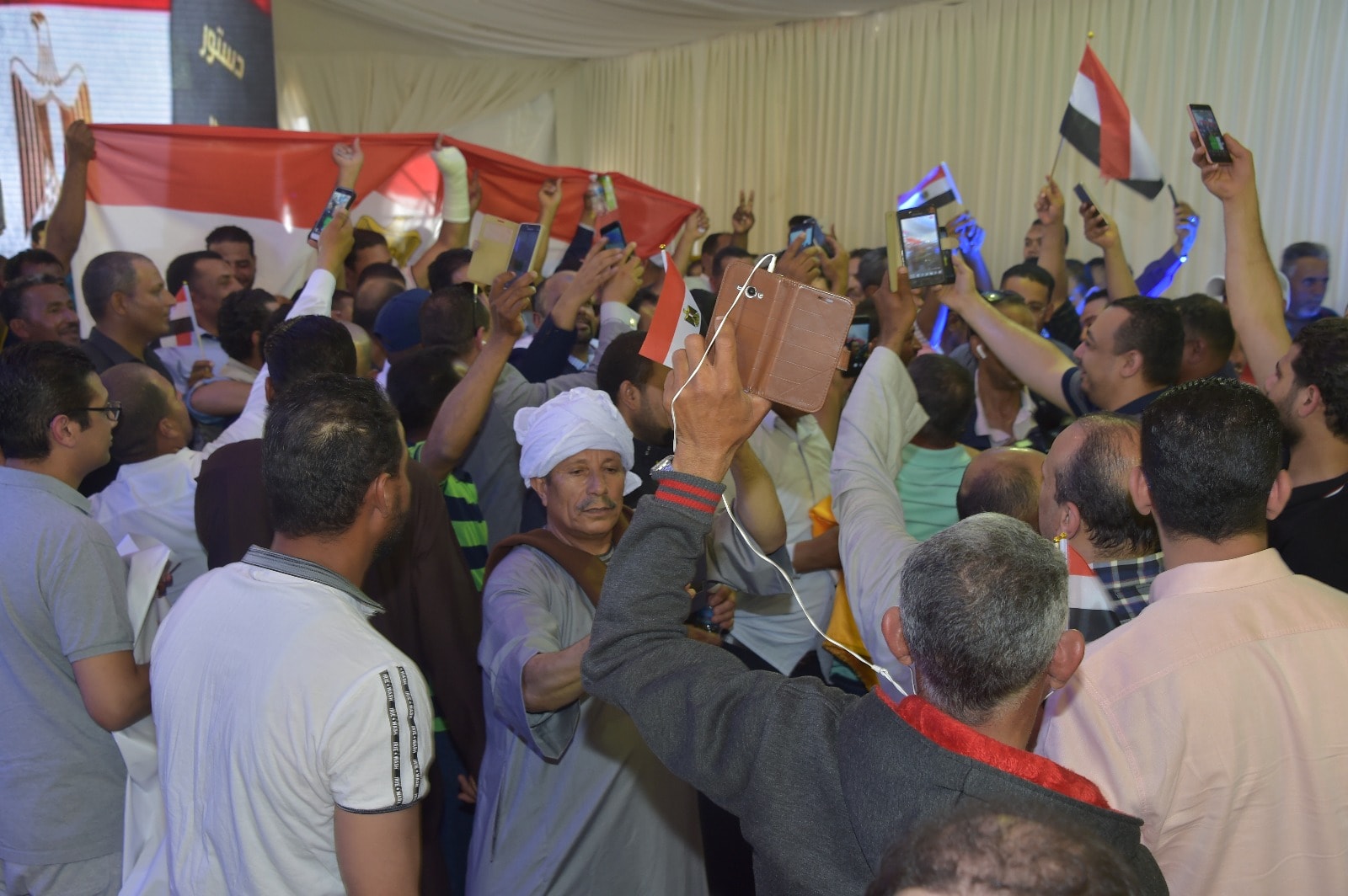 إقبال كثيف من المصريين فى الخارج على سفارة مصر فى الكويت (2)