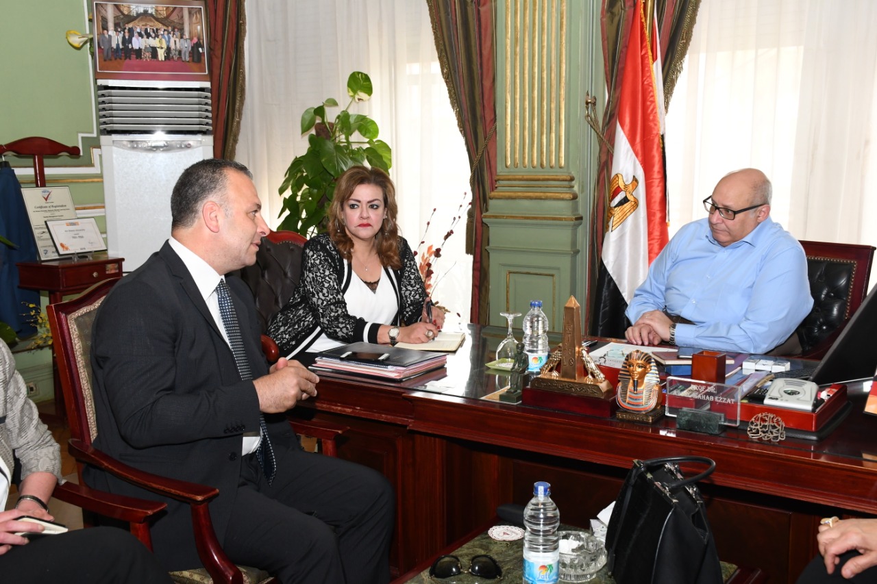 رئيس جامعة عين شمس يستمع لشرح وزارة التخطيط