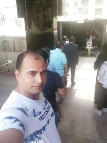 المصريون-بالخارج-يشاركون-بصورهم-خلال-التصويت-بالاستفتاء-(11)