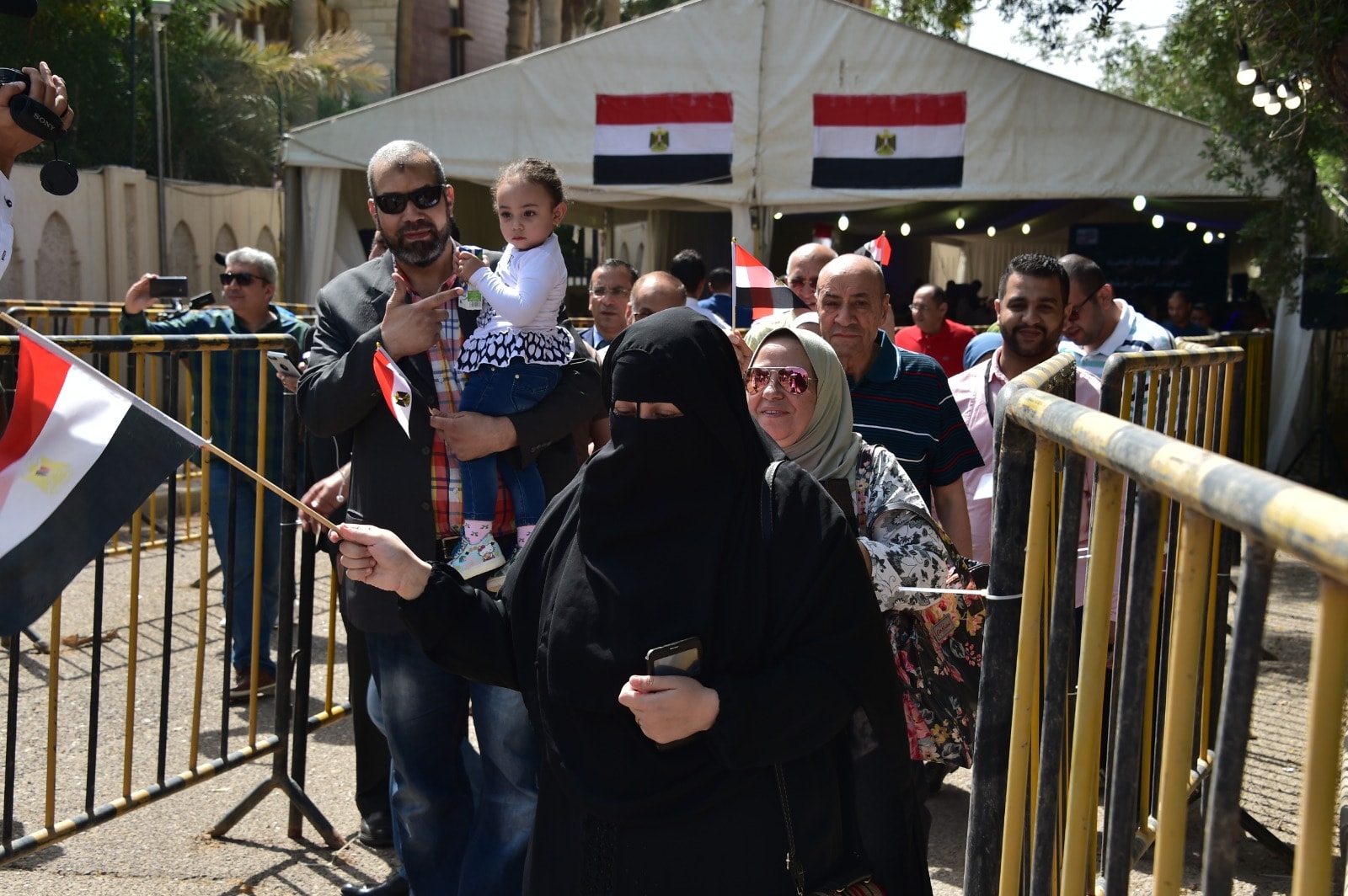 إقبال كثيف من المصريين فى الخارج على سفارة مصر فى الكويت (10)
